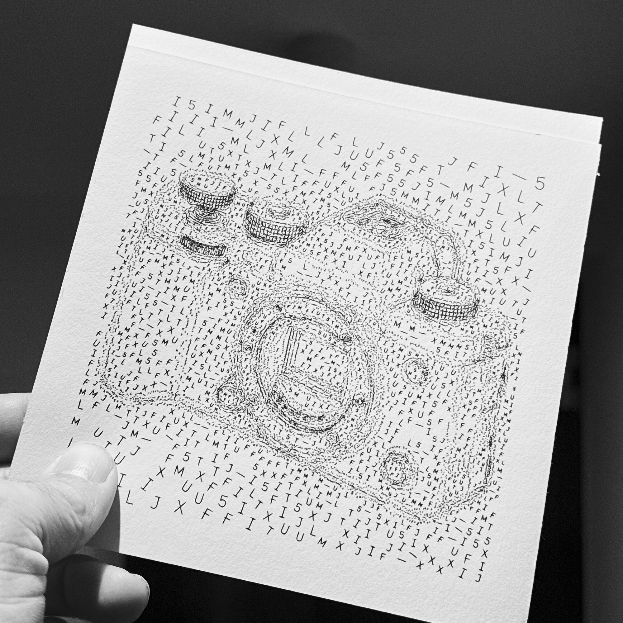 Kamera als Zeichnung komplett aus einzelnen Buchstaben zusammengesetzt — extremes Beispiel für Liniendichte und Detailtreue beim Foto als Zeichnung