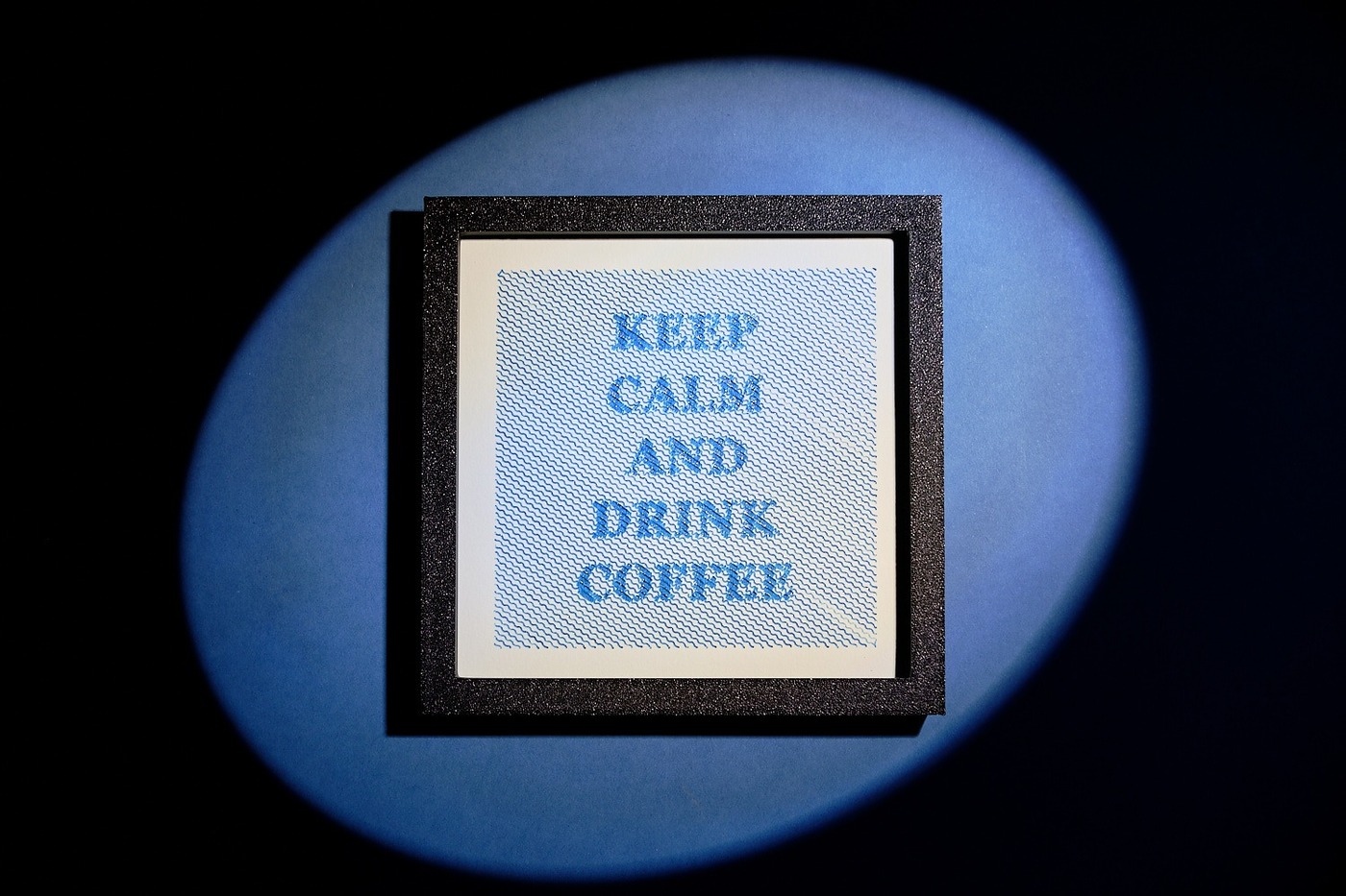 Gerahmter Spruch 'Keep calm and drink coffee' als Zeichnung im schwarzen 15×15 cm Rahmen, Beispiel für eine Spruch-Zeichnung zum Aufhängen