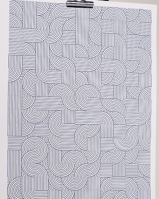 Nahaufnahme einer handgezeichneten Linien-Edition — dichtes geometrisches Muster in Produktion