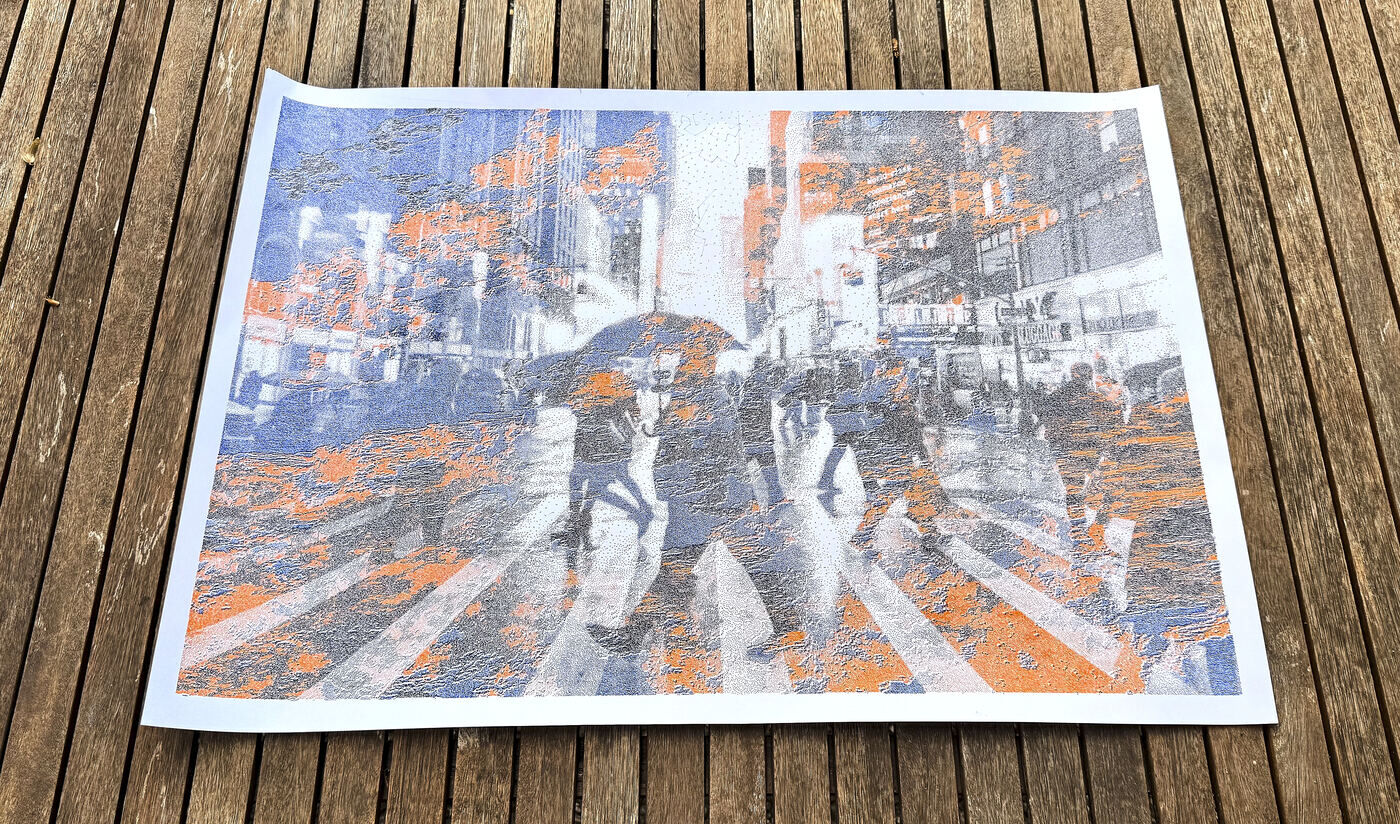 Städtische Straßenszene mit Fußgängern als farbige Pointillismus-Plotterzeichnung in Orange und Blau — Großformat-Statement für Interior