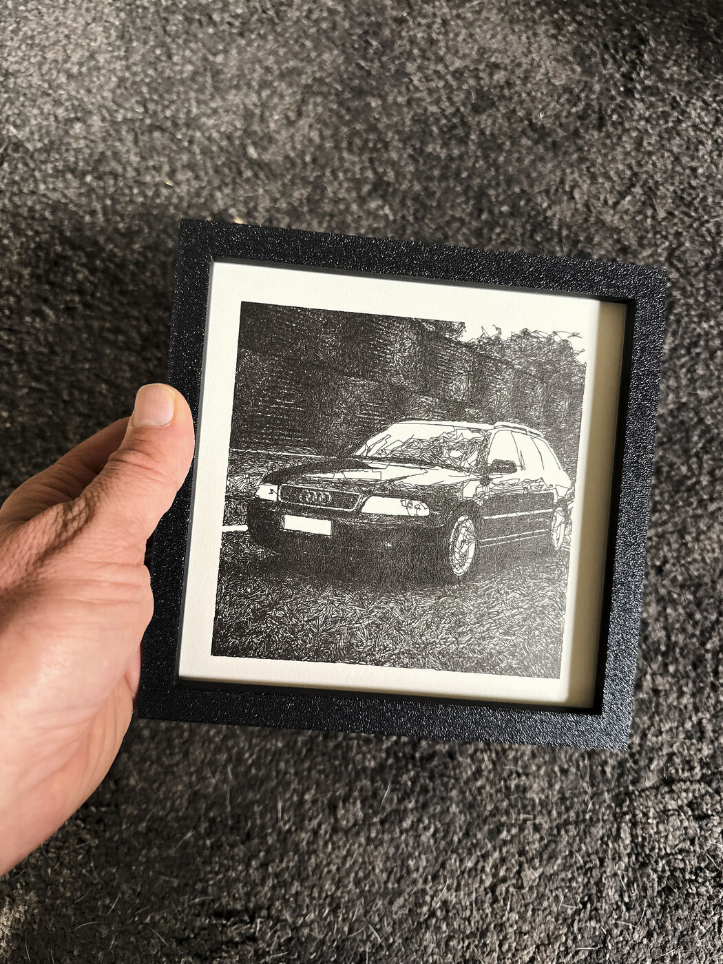 Auto als handgezeichnete Scribble-Zeichnung, gerahmt in der Hand gehalten