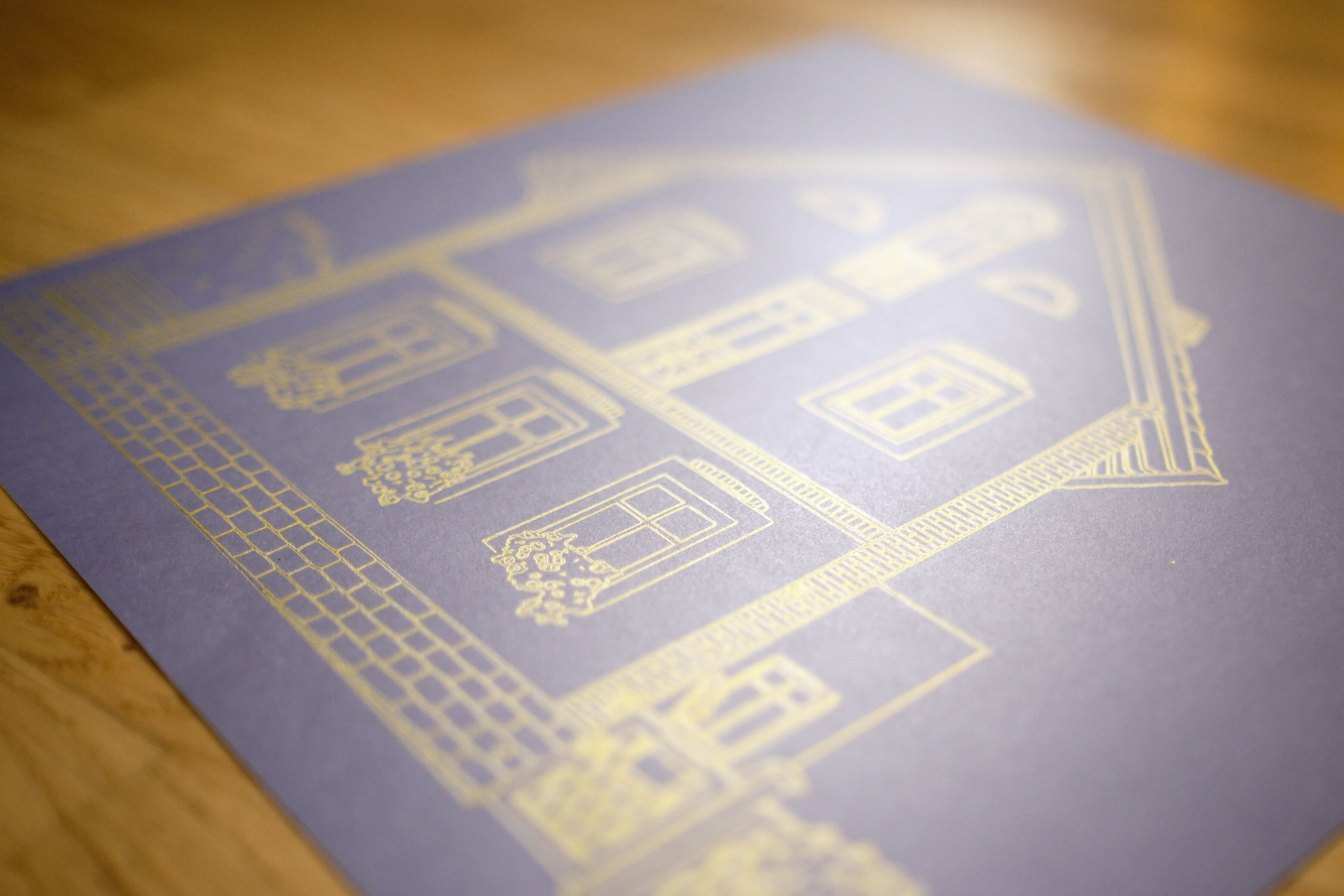 Firmengebäude als handgezeichnete Goldlinien-Zeichnung auf tiefblauem Papier — exklusives Premium-Kundengeschenk zum Firmenjubiläum, gerahmt, limitierte Edition
