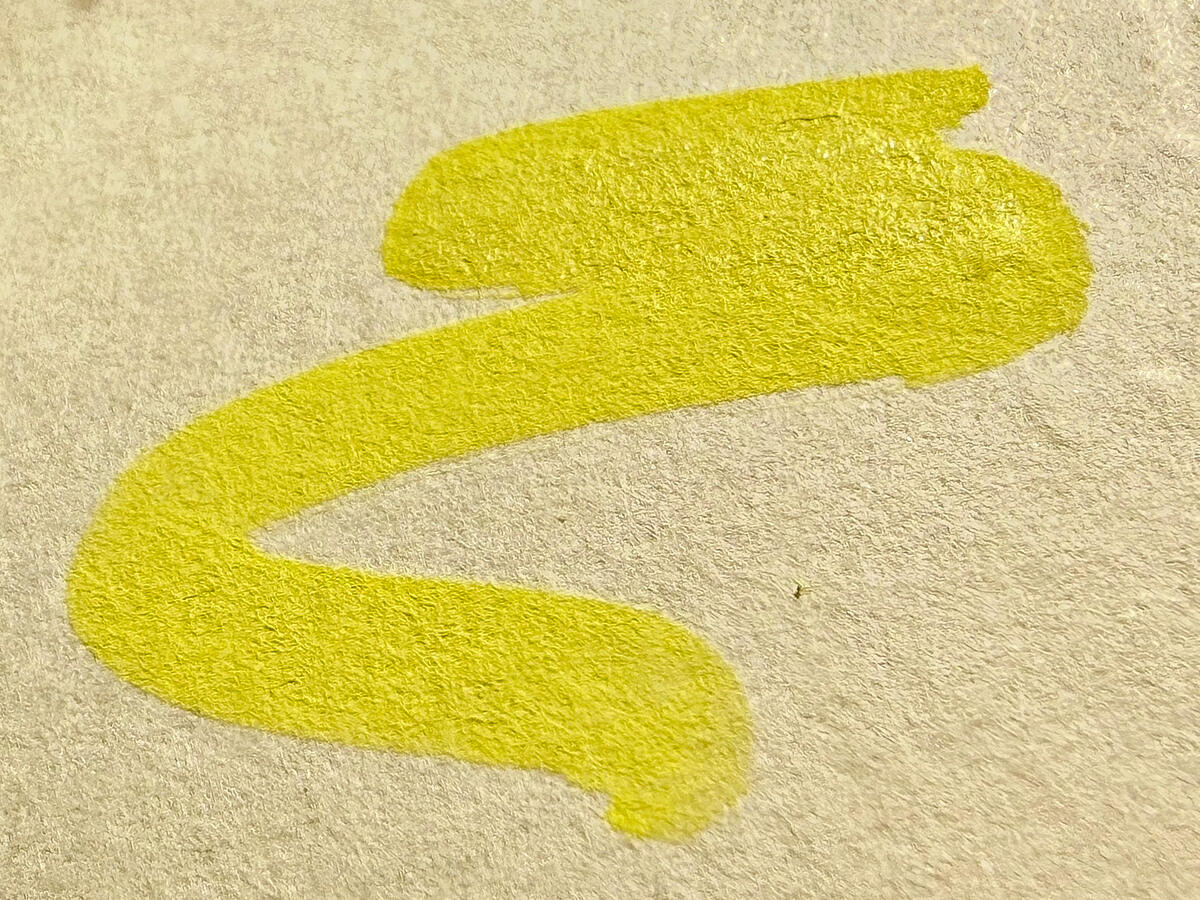 Makroaufnahme eines Tintenschwungs auf strukturiertem Papier — Detail einer handgezogenen Linie
