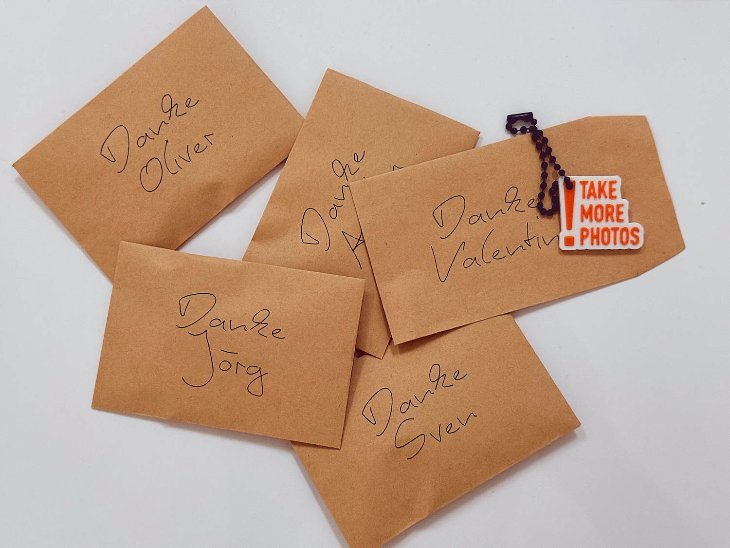 Fünf handgeschriebene Kraftpapier-Umschläge mit personalisierten Namen — Danke Oliver, Danke Jörg, Danke Sven — Nachfass-Mailing nach Workshop