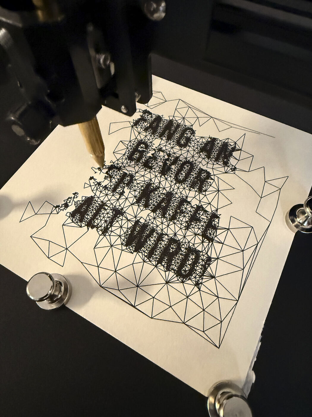 Nahaufnahme des Schreibarms beim Zeichnen einer geometrischen Typo-Karte — Stiftspitze in Aktion