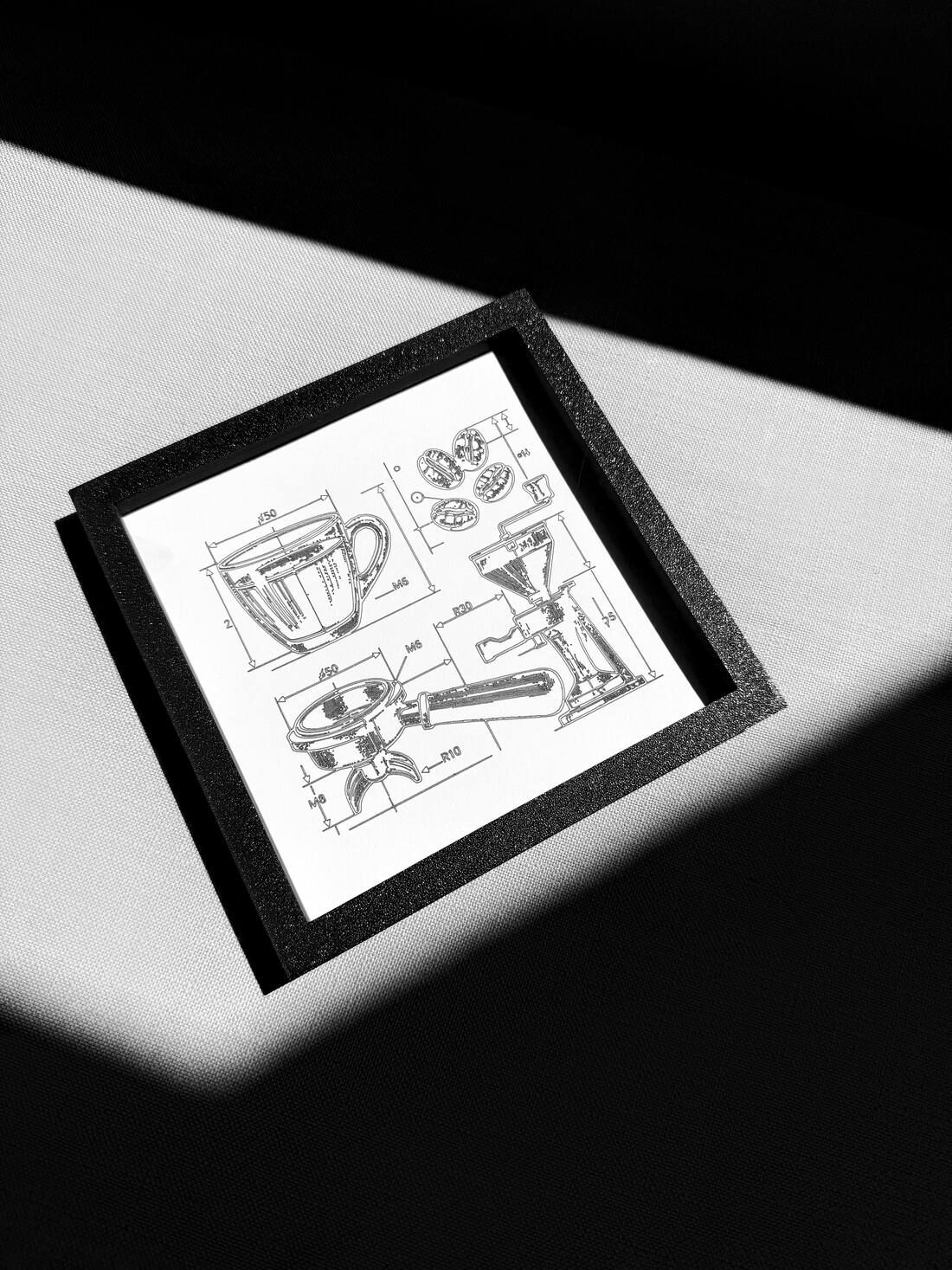 Technische Explosionszeichnung einer Kaffeetasse und Handkaffeemühle mit Maßangaben — Produkt-Illustration als Kundengeschenk für die Kaffeebranche