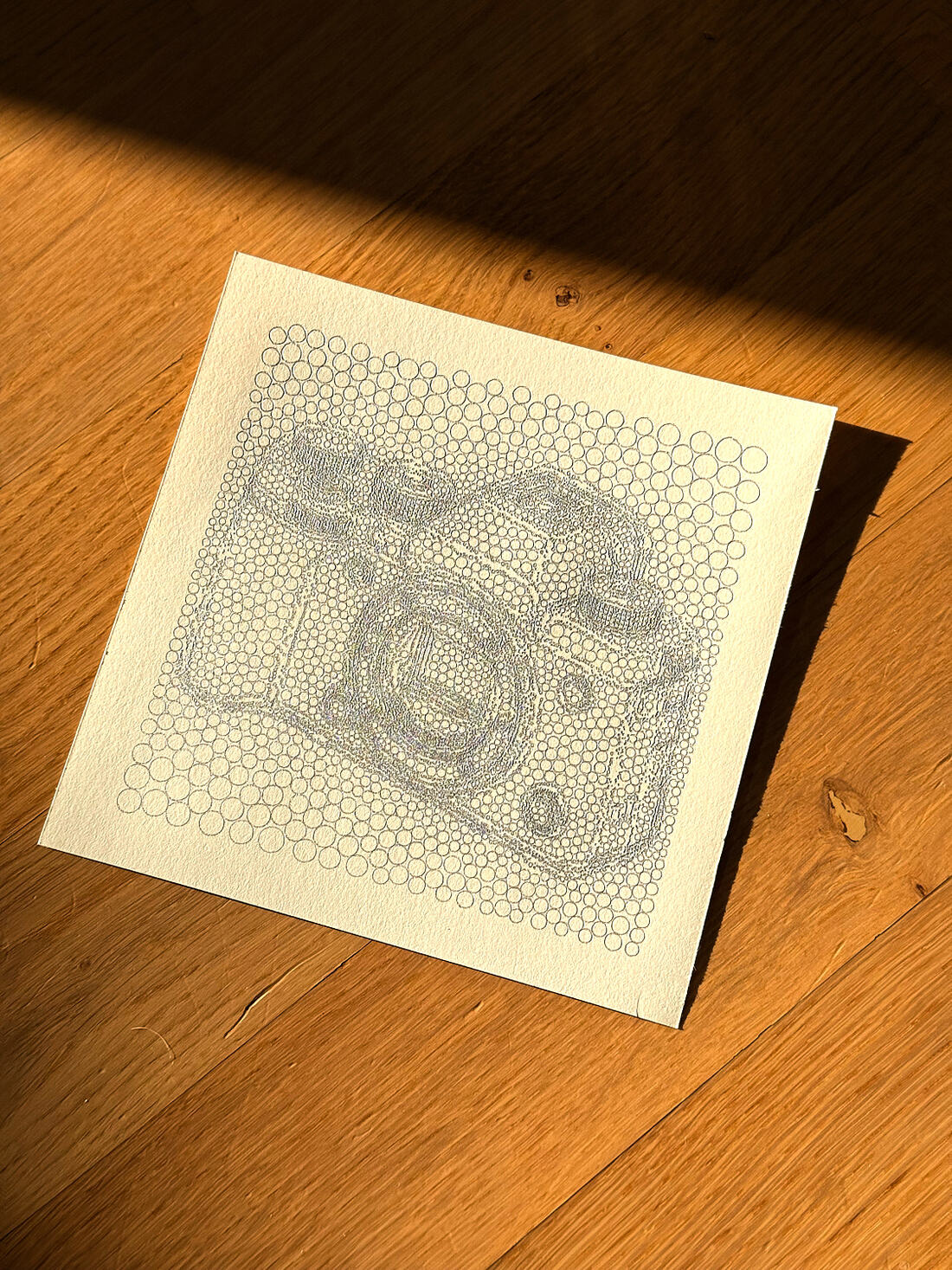 Kamera als Stippling-Zeichnung aus tausenden Punkten, auf Karte gehalten