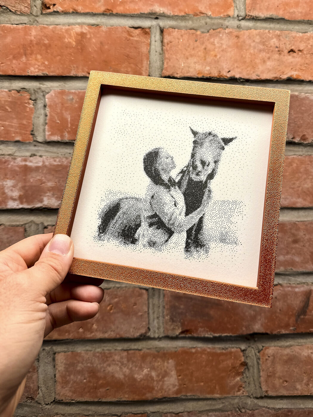 Gerahmte Portrait-Edition in Pointillismus-Technik — Person mit Pferd, gehalten vor Backsteinwand