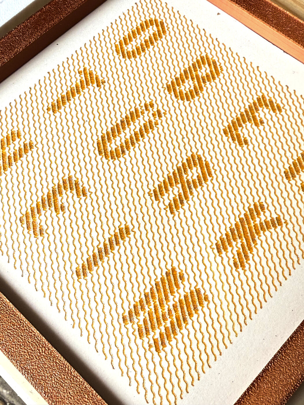Nahaufnahme einer handgezeichneten Typo-Edition in Gold auf Leder