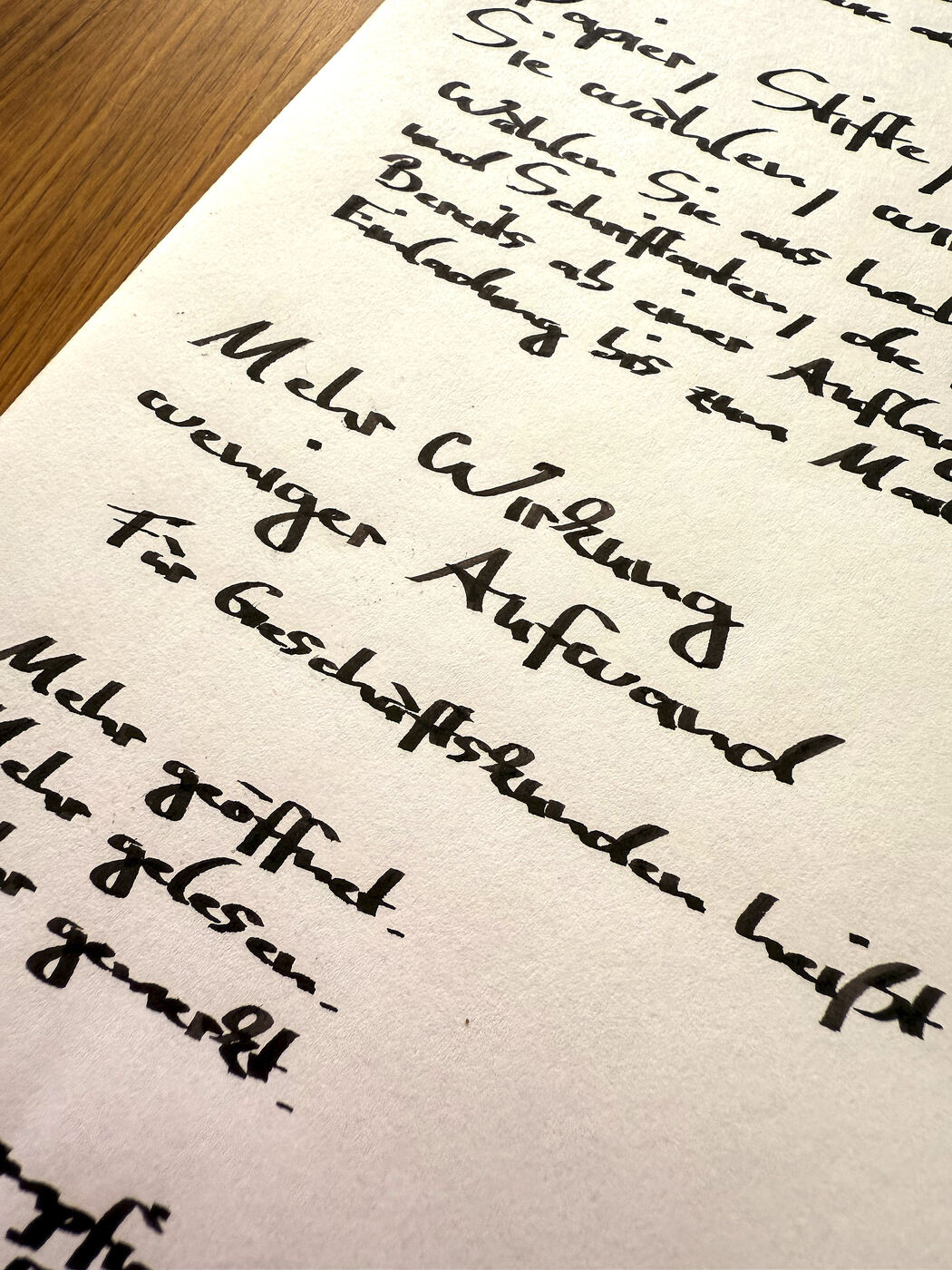 Nahaufnahme handgeschriebener Text: Mehr Wirkung, weniger Aufwand