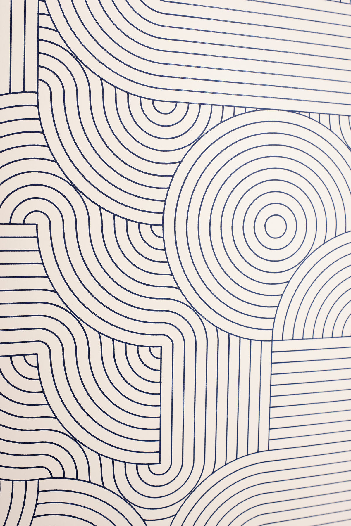 Abstrakte Plotter-Zeichnung mit konzentrischen Kreisen und Bögen in Blau auf hellem Papier