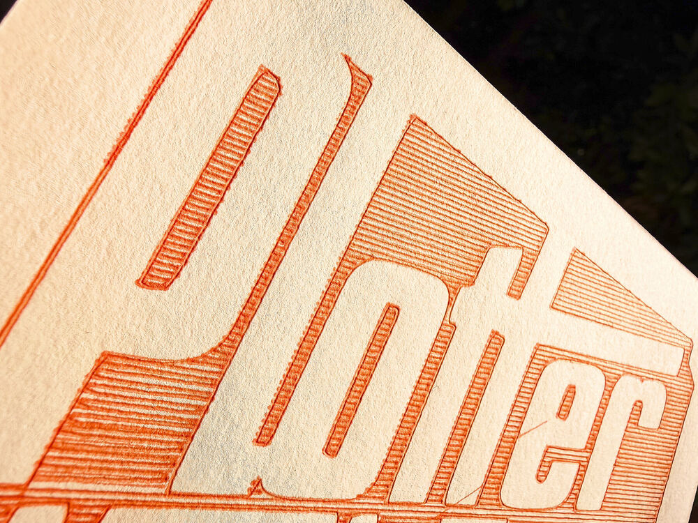 Makroaufnahme des Schriftzugs 'Plotter' in oranger Hatch-Schraffur-Technik, jeder Buchstabe aus hunderten einzelnen Linien