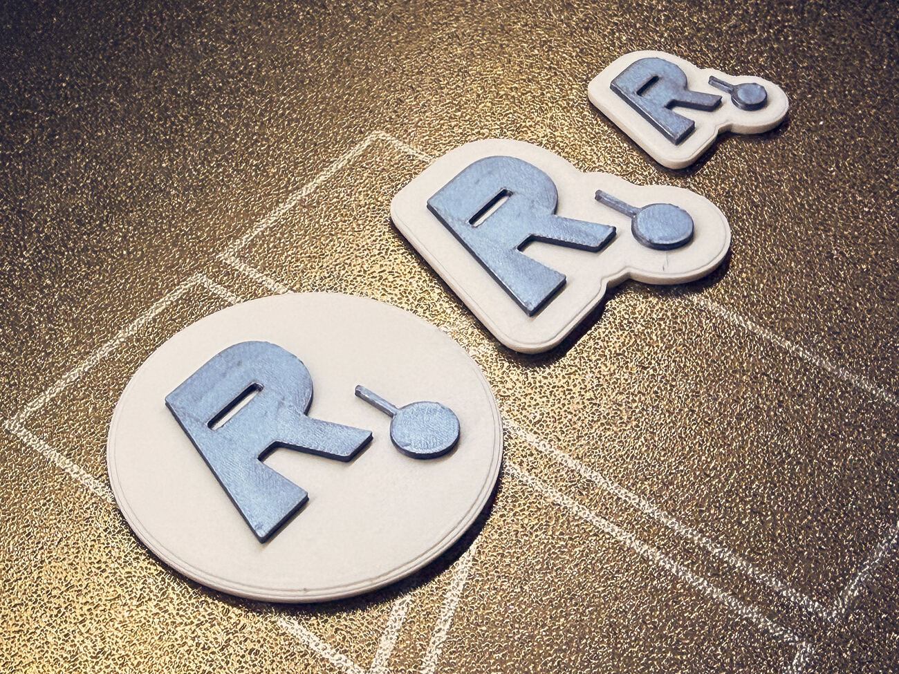 Makroaufnahme der 3D-gedruckten Robo-Writer-Logos