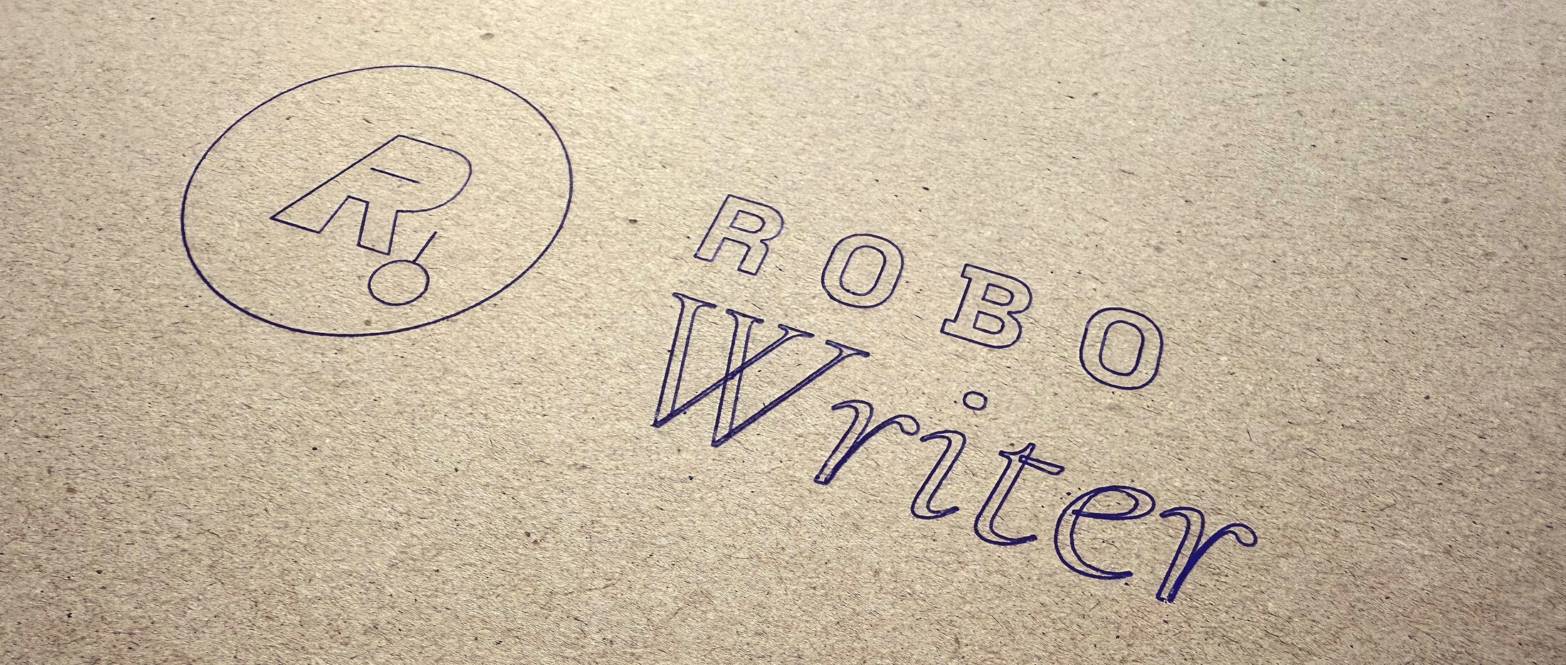 Das Robo-Writer-Logo, gezeichnet vom eigenen Schreibroboter auf Kraftpapier