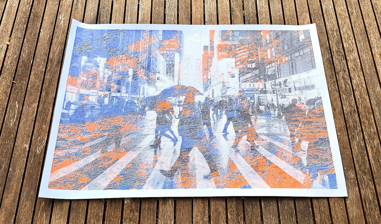 Straßenszene mit Fußgängern als mehrfarbige Plotter-Zeichnung in Orange, Blau und Schwarz