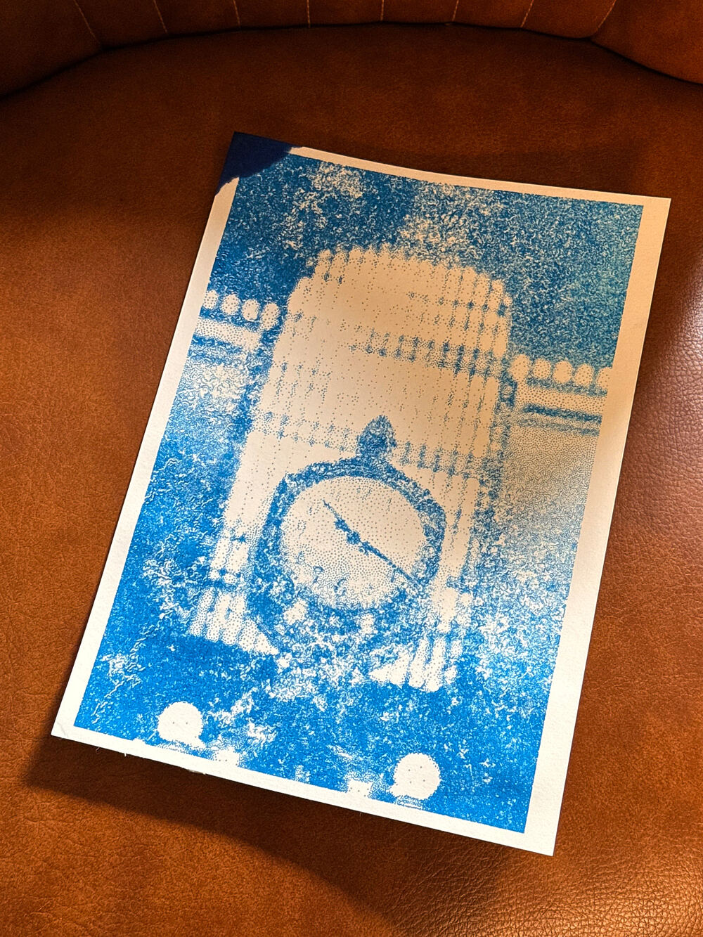 Uhrturm als blaue Stippling-Zeichnung