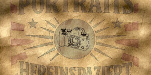 Handgezeichnetes Werbeplakat auf Kraftpapier mit Retro-Schrift, erstellt mit Kugelschreiber und Füller. Motiv: kostenlose Portraits, Kamera und Schriftzug “Hereinspaziert”.