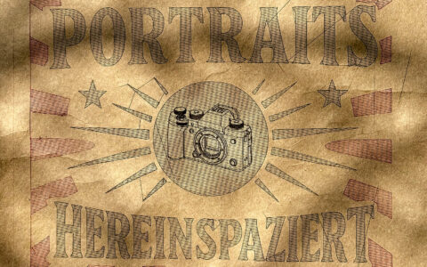 Handgezeichnetes Werbeplakat auf Kraftpapier mit Retro-Schrift, erstellt mit Kugelschreiber und Füller. Motiv: kostenlose Portraits, Kamera und Schriftzug “Hereinspaziert”.