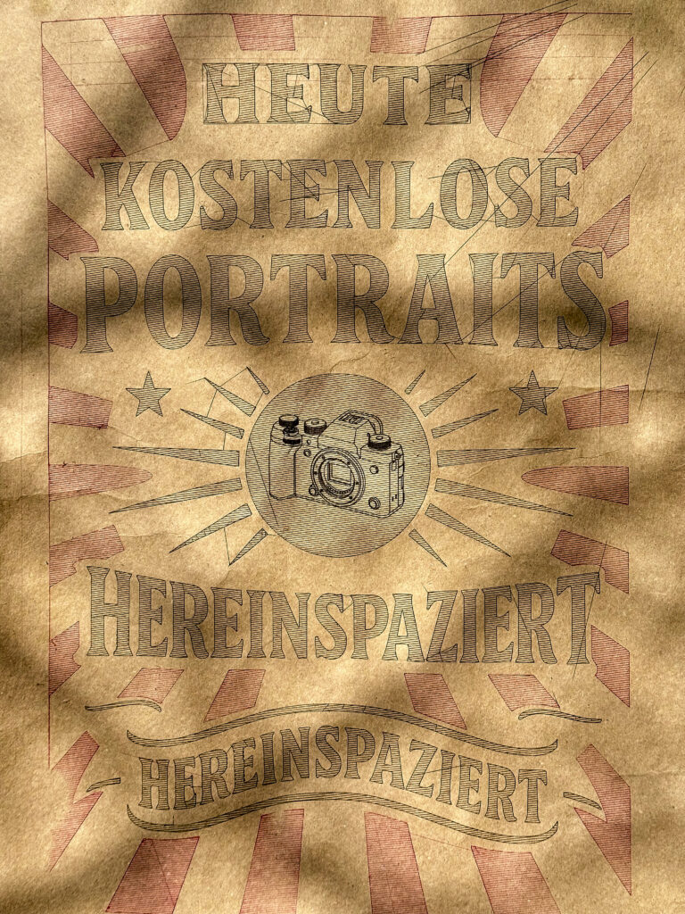 Handgezeichnetes Werbeplakat auf Kraftpapier mit Retro-Schrift, erstellt mit Kugelschreiber und Füller. Motiv: kostenlose Portraits, Kamera und Schriftzug “Hereinspaziert”.